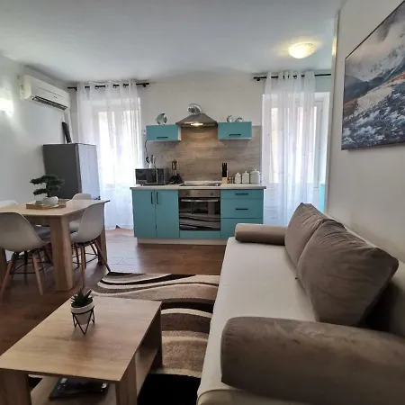 아파트 A Charming One-bedroom In The Heart Of 'rovinj' 로비니