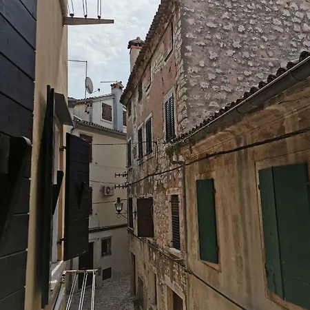 아파트 A Charming One-bedroom In The Heart Of 'rovinj' 로비니